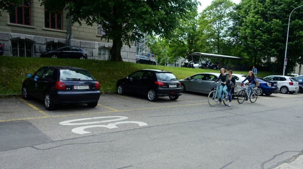 La jeunesse n'en fait qu'à sa tête? En voilà une bonne raison pour ralentir le trafic automobile.