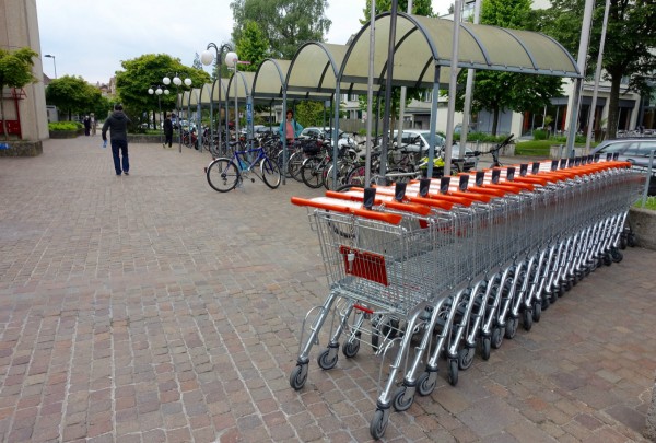 Les caddies stationnés à côté des vélos; pas fréquent, non?